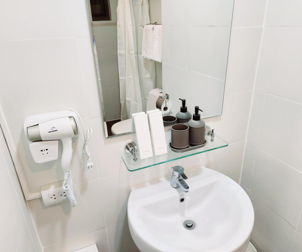 Bathroom 5, Cozy Place with City View @KL Tower Makati, Makati City