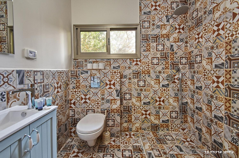 Bathroom 4, Indigolan