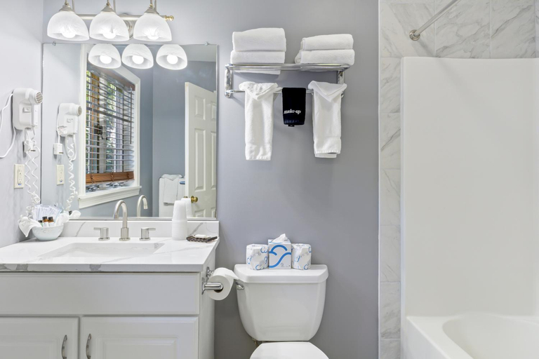Bathroom 4, Sea Rose Suites, York