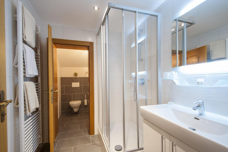 Bathroom 3, Hotel-Restaurant Burgblick, Sankt Johann im Pongau