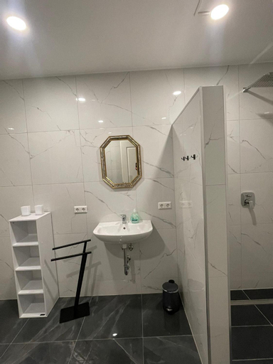 Bathroom 28
