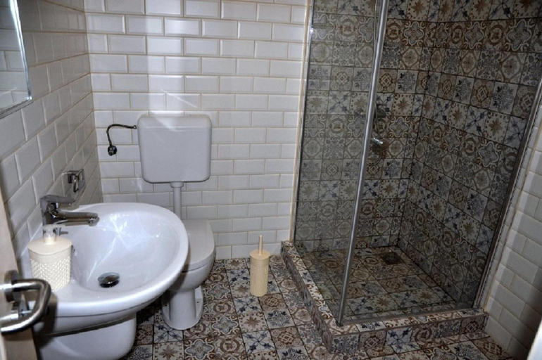 Bathroom 3, River Apartment, Makó