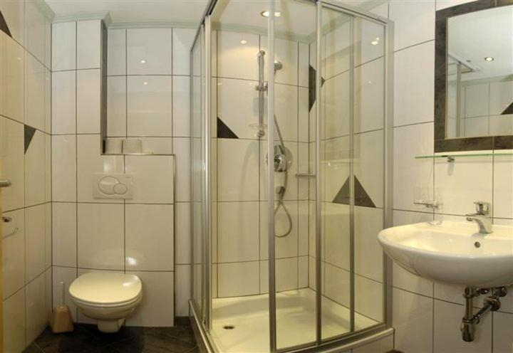 Bathroom, Hotel Kristall B&B, Landeck
