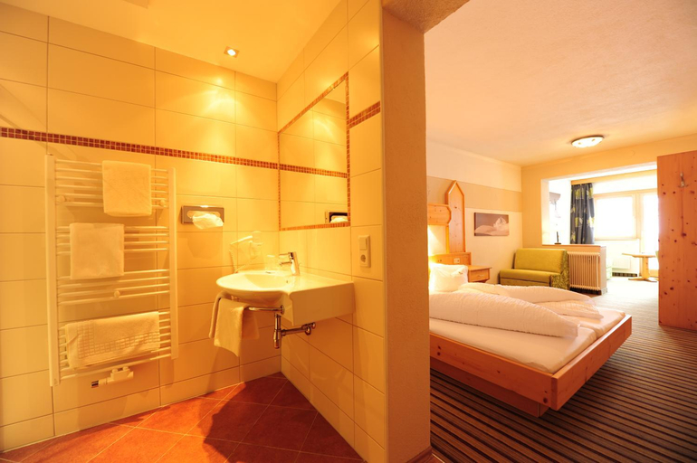 Bedroom 2, Hotel Toni, Landeck