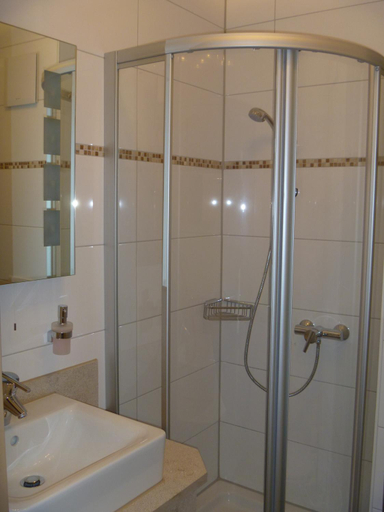 Bathroom 3, Landgasthof Zum Wolfsberg, Neumarkt in der Oberpfalz