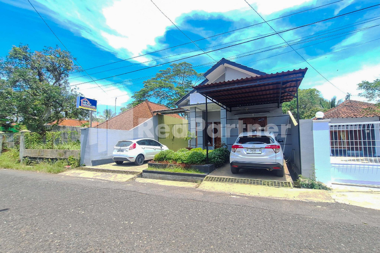 Exterior & Views 2, Vins Homestay Kroya Mitra RedDoorz, Cilacap