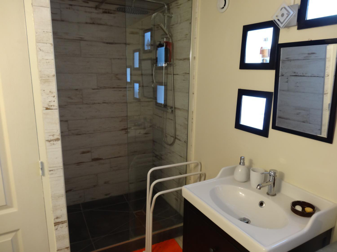 Bathroom 2, Chez Carole et Roger, Vaucluse