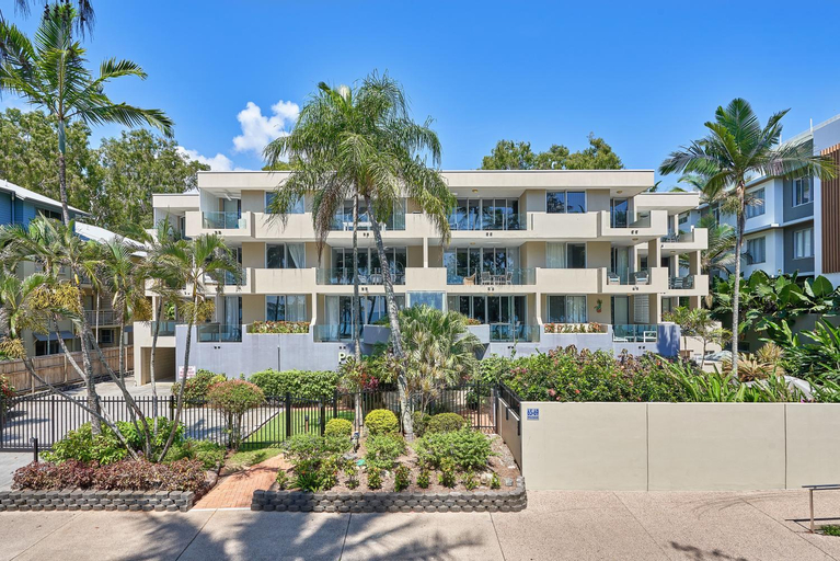 Paringa 2 Bedroom Top Floor Beach Front Apartment, Cairns