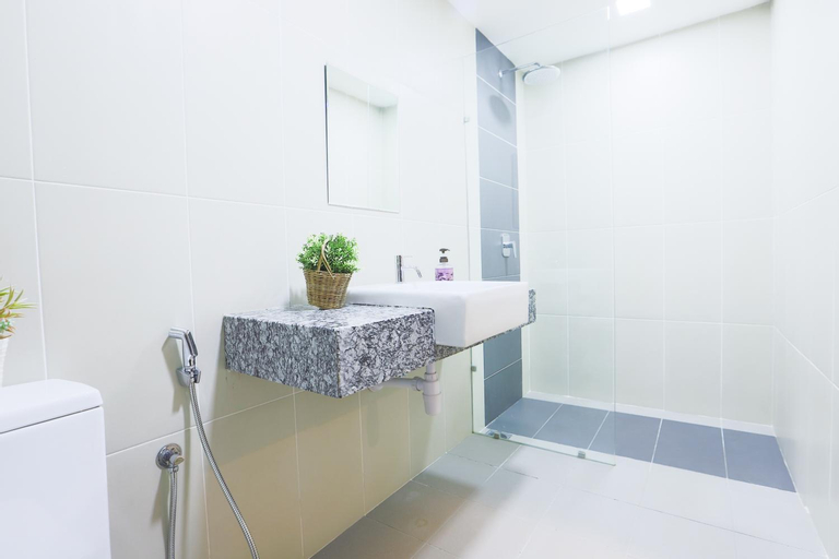Bathroom 16