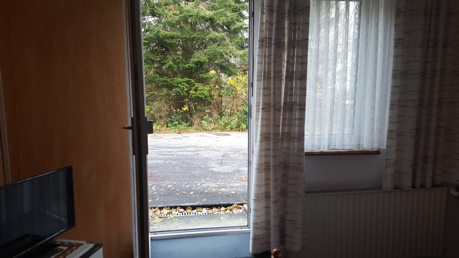 Others 5, Zimmer im Grunen, Wuppertal