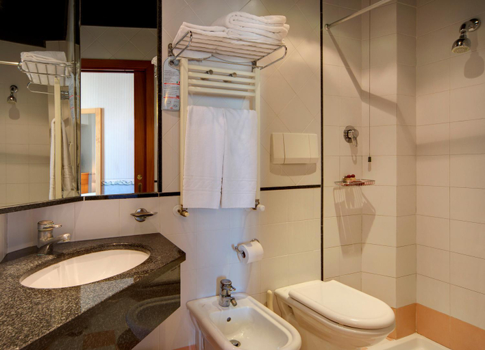 Bathroom 4, Hotel Palace, Ancona