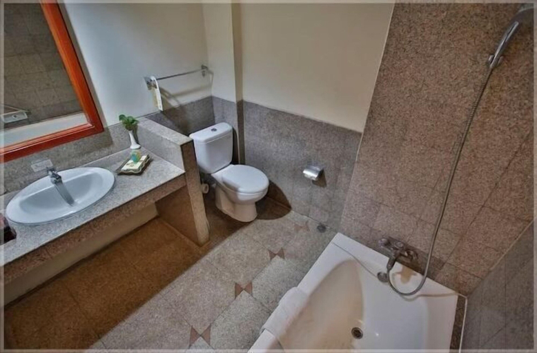 Bathroom 28