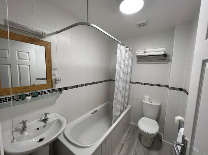 Bathroom, The Chainbridge Hotel, Denbighshire