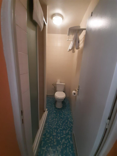 Bathroom 3, hotel Melissa, Hainaut