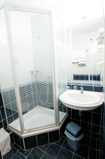 Bathroom 3, Matyas Kiraly Spa and Wellness Hotel, Hajdúszoboszló