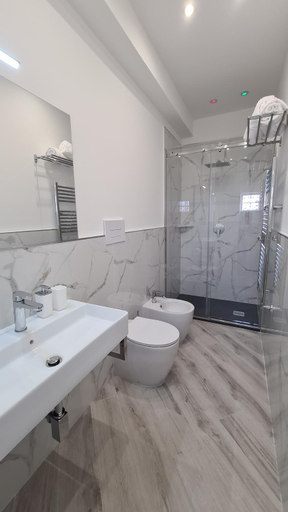 Bathroom 3, Alberira Apartments, Palermo