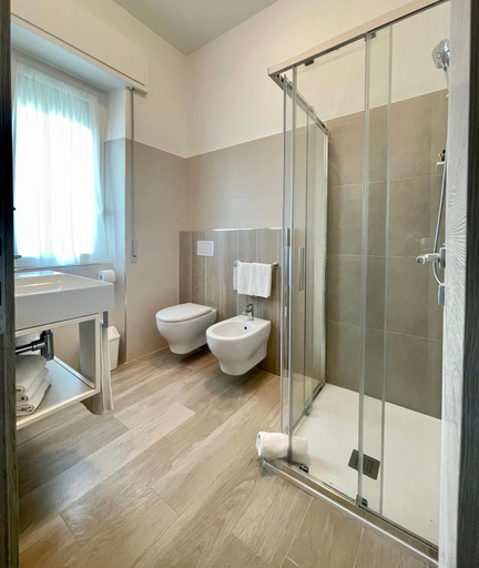 Bathroom 4, Hotel Continental, Teramo
