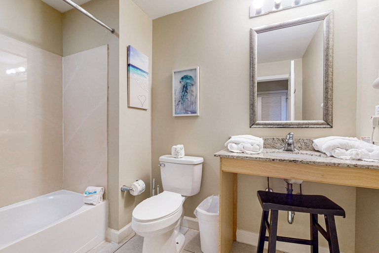 Bathroom 3, Splash Resort, Bay