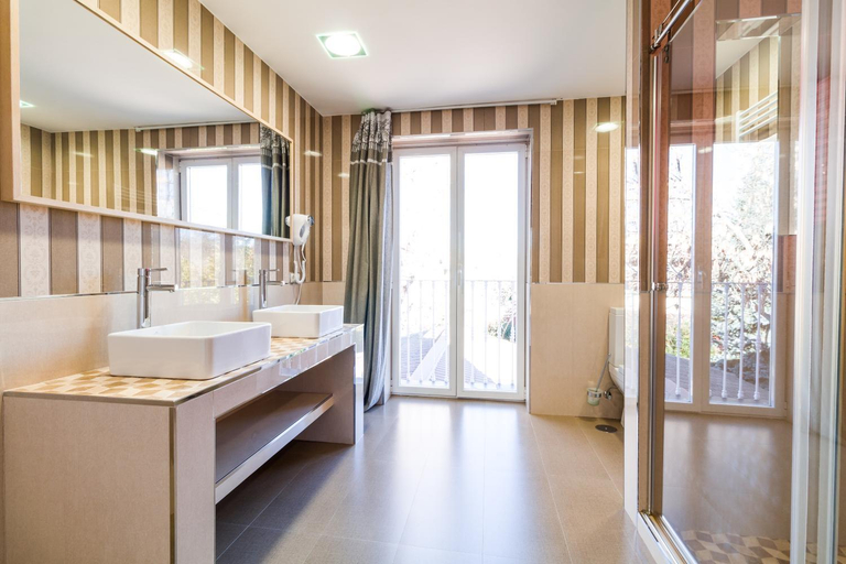 Bathroom 2, B&B Concha, Madrid