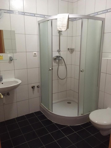 Bathroom 3, Foter Panzio, Baja