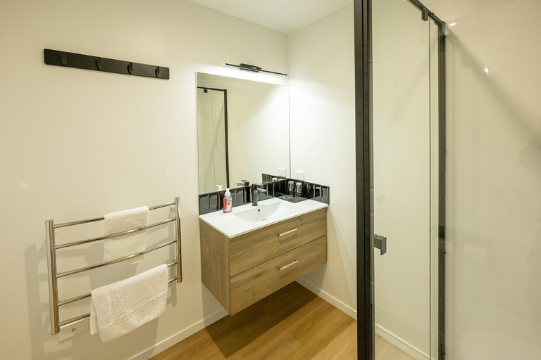 Bathroom 2, Alpine Studio Coulson, Mackenzie