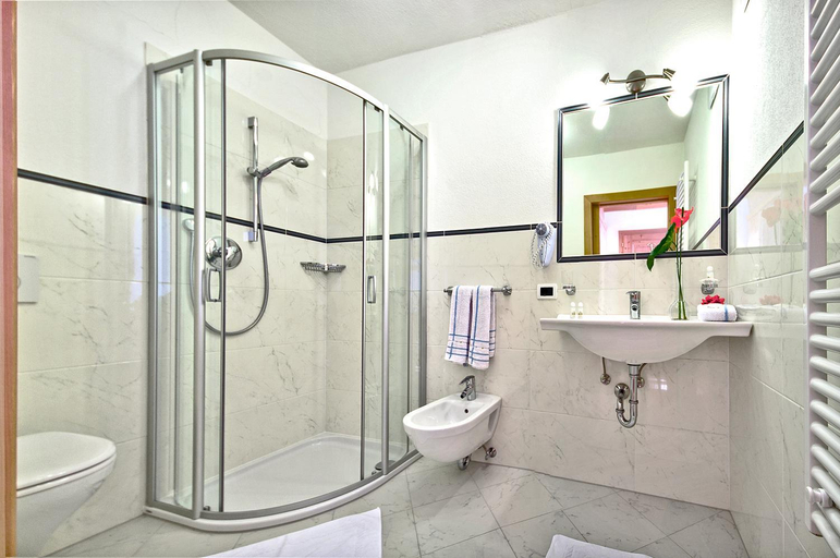 Bathroom, Garni Cristin & Dep Antina, Bolzano