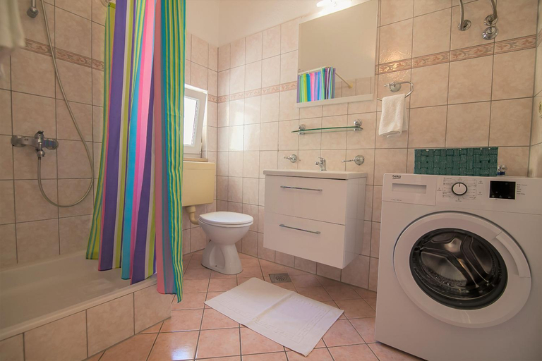 Shower 3, Aurora Apartments, Bol