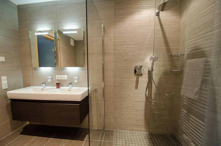 Shower 4, Superb Alpine Lodges by All in One Apartments, Zell am See