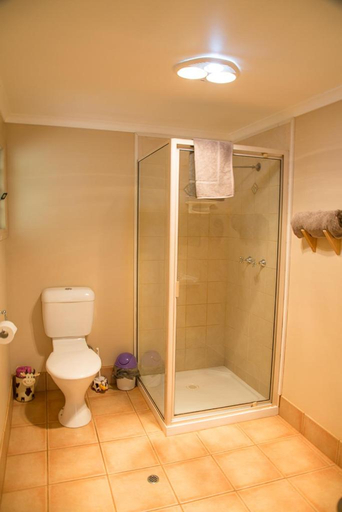 Bathroom, Hillview Cottages, Kingaroy