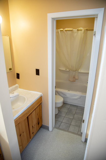 Bathroom 5, Glenview Cottages, Algoma