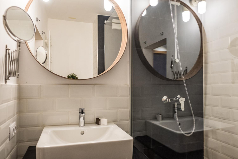 Bathroom 2, Pensiunea Belvedere, Targu Neamt