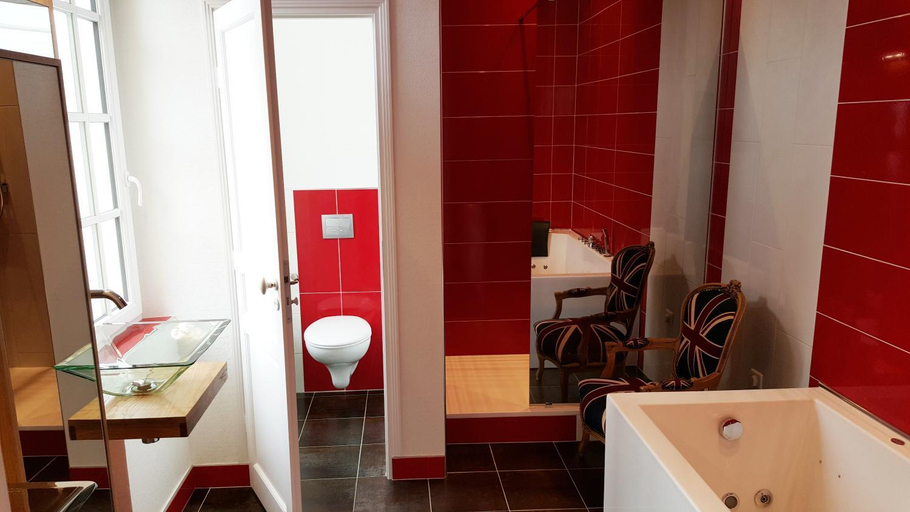 Bathroom 2, La Porte De Bretagne, Somme