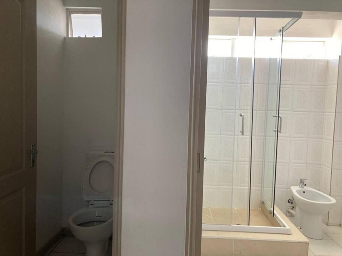 Bathroom 2, La Peninsule - Town Apartment in Curepipe