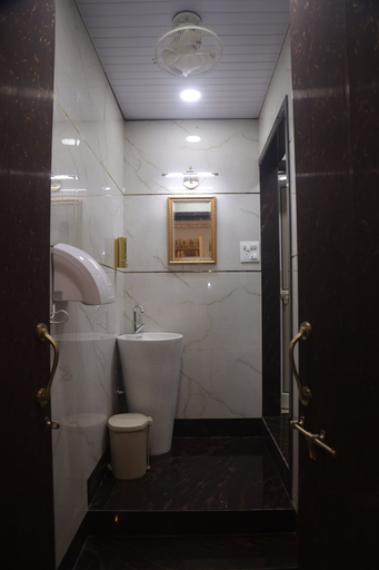 Bathroom, AANCHAL MAHAL DORMITORY AND ROOMS, Indore