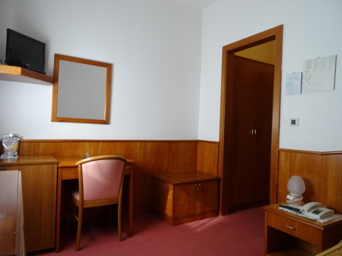 Bedroom 3, Hotel Roma, Udine
