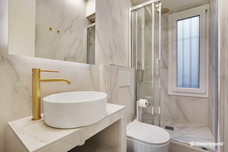 Bathroom, Charming Apartment - 3br/8p - Le Marais, Paris