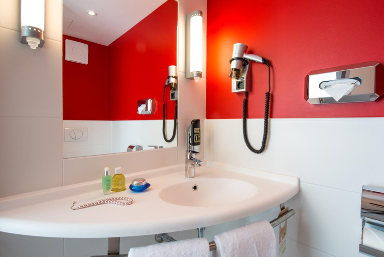 Bathroom 5, ibis Muenchen Airport Sued, Freising