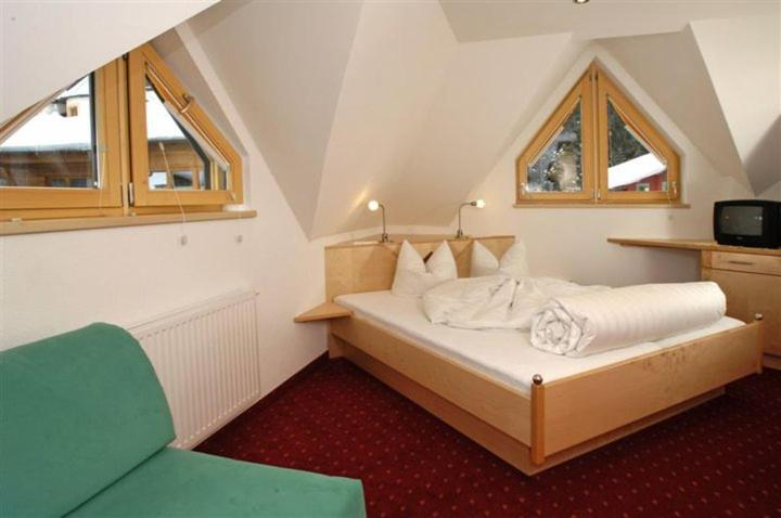 Bedroom 3, Hotel Kristall B&B, Landeck