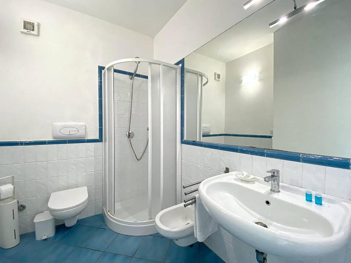 Bathroom 3, Grand Bleu Magara, Palermo