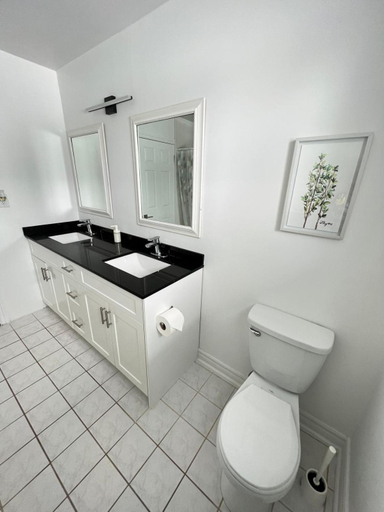 2, Letitia Heights !G Stylish and Spacious Private Bedroom with Shared Bathroom, Simcoe