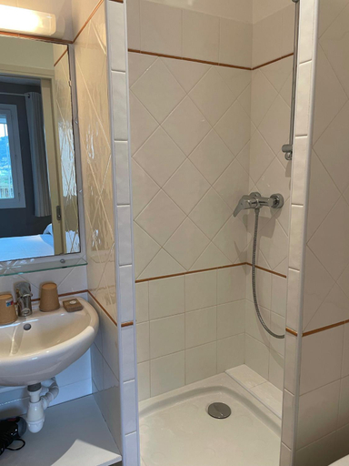 Bathroom 4, Au Tapis de Sable, Var