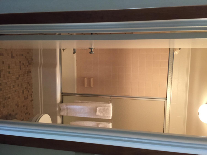 Others 5, A Sapphire Inn, Macon
