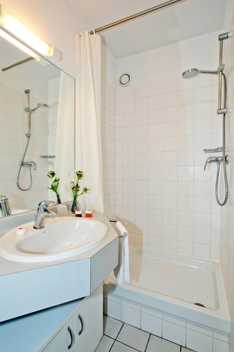 Bathroom 3, Séjours et Affaires Orléans Jeanne d'Arc, Loiret
