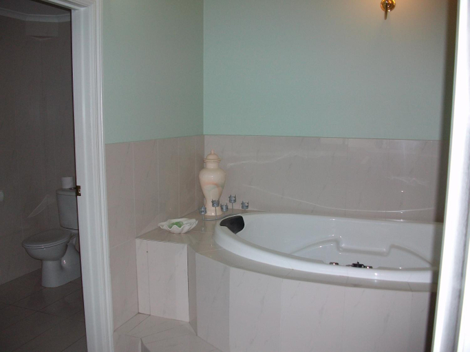 Bathroom 2, Stella's Dromana Hotel, Melbourne