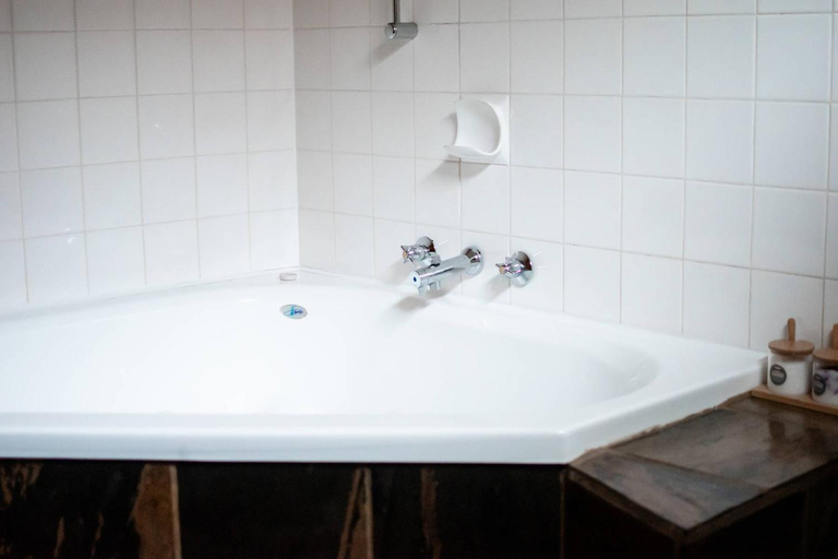 Bathroom 1, Avon River Inn, Wellington - Avon