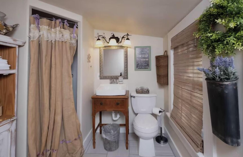 Bathroom, J-Town House, Randall