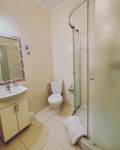 Bathroom 3, Hotel Leo, L'vivs'ka