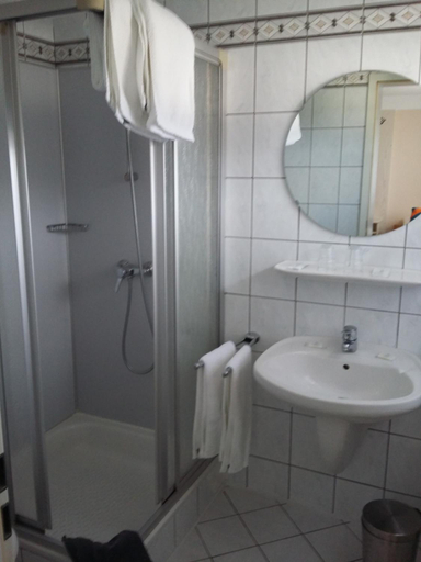 Bathroom 2, Haus Marquet, Liège