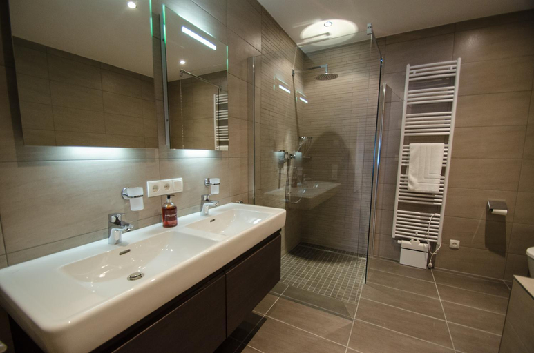 Bathroom 2, Superb Alpine Lodges by All in One Apartments, Zell am See