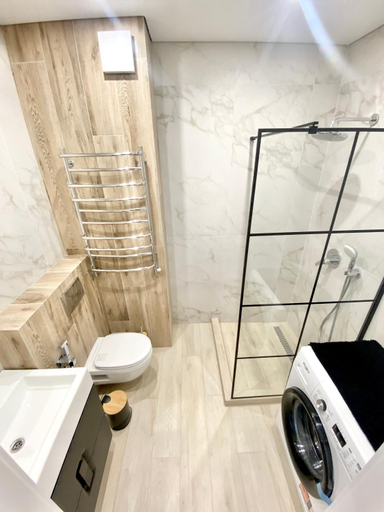 Bathroom 2, Triplex jacuzzi apartment, L'vivs'ka